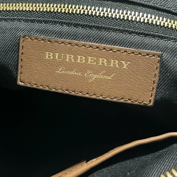 BURBERRY CROSSBODY AUTHENTIC LARGE CLUTCH SIGNATURE PATERN REMOVABLE STRAP EUC. - Picture 7 of 17
